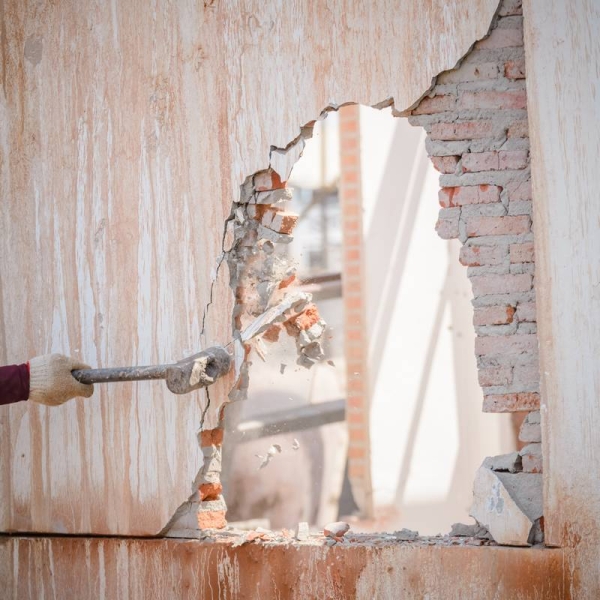 Demolizione e ricostruzione di pareti o pavimenti